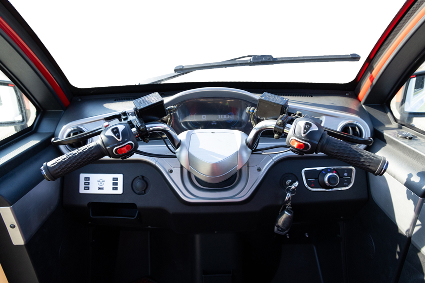 Elektrický trojkolesový skúter UNIZDRAV MiniCar - ŠKRABANEC NA PRAVOM HORNOM ROHU