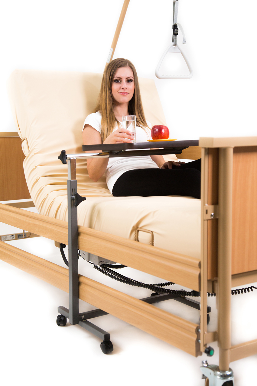 Lôžkový stolík k posteli