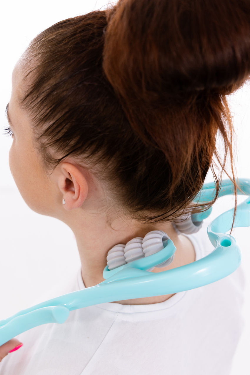 Masážna pomôcka na krčnú chrbticu so 6 valčekmi