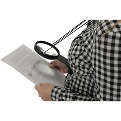 Zväčšovacia lupa okolo krku