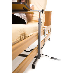 Lôžkový stolík k posteli