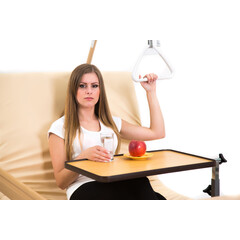 Lôžkový stolík k posteli