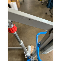 Elektrický zdvihák - BEZ ZÁVESNÉHO VAKU, MIERNE ZNEČISTENÉ KOLIESKA, ŠKRABANCE NA KONŠTRUKCII