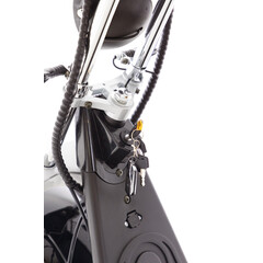 Elektrický Chopper UNIZDRAV PRO trojkolesový – výkonný 2000 W motor - HRDZA NA KONŠTRUKCII PRI BLATNÍKOCH, NAJAZDENÝCH 10 KM