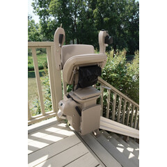 Stoličkový výťah Elite s rovnou koľajnicou