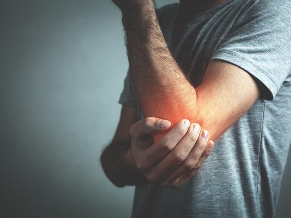 Čo pomáha na tenisový lakeť