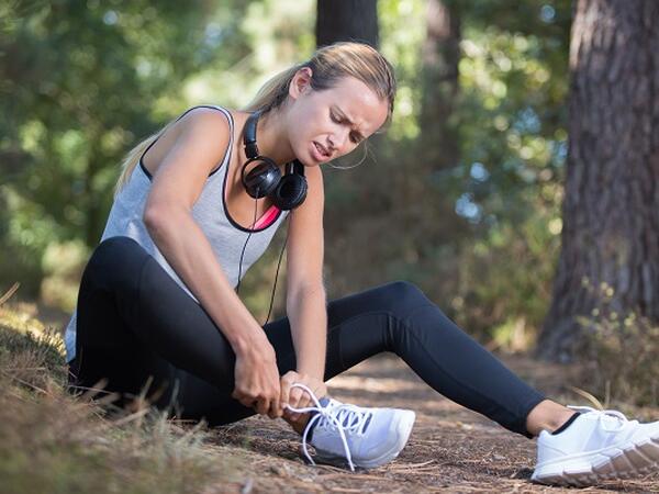 Ako na vyvrtnutý členok: prvá pomoc a prevencia