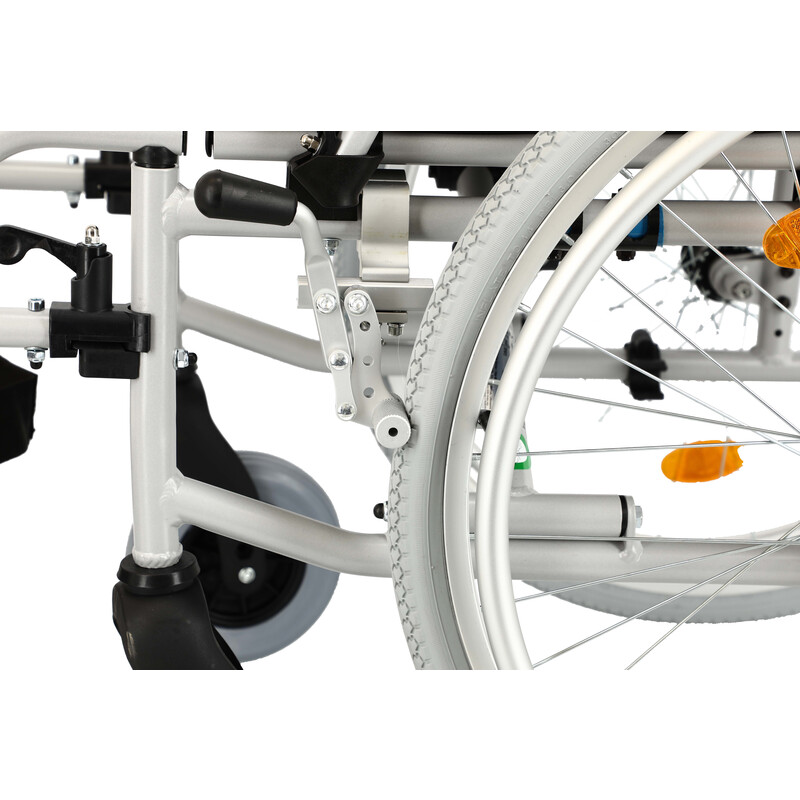 Invalidný vozík odľahčený s nastaviteľným ťažiskom