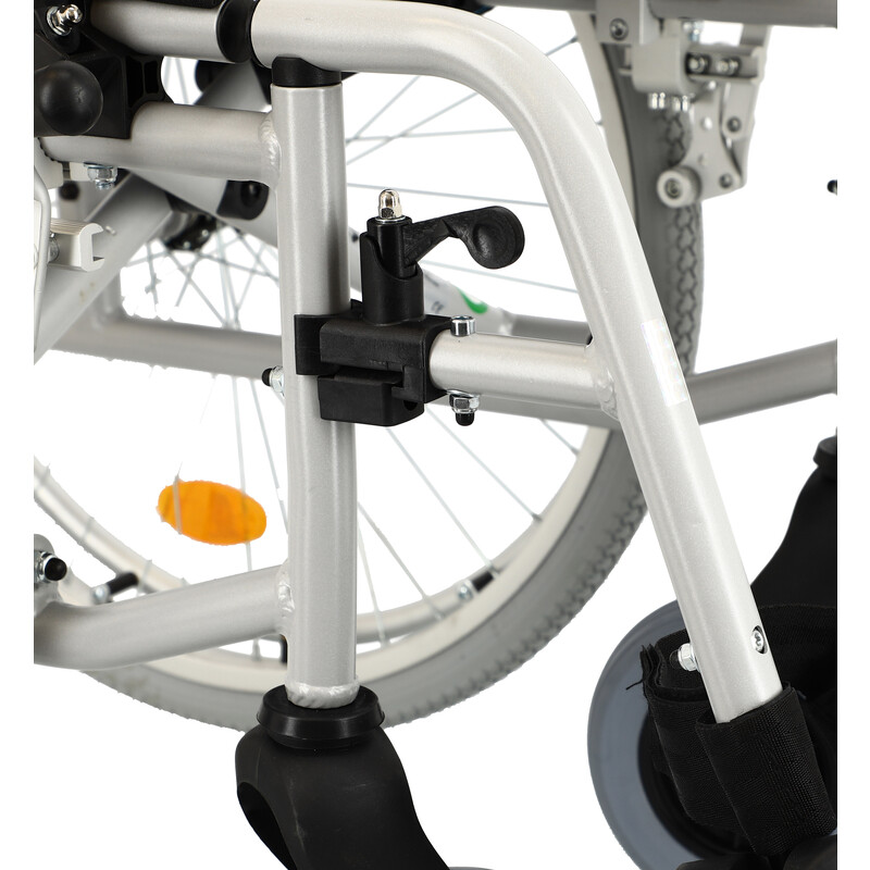 Invalidný vozík odľahčený s nastaviteľným ťažiskom