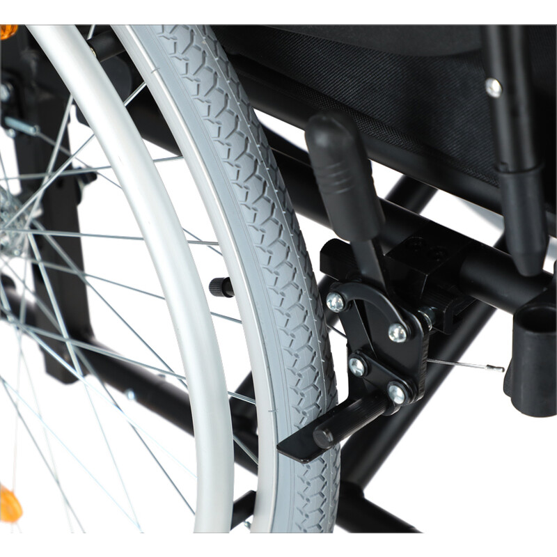 Invalidný vozík odľahčený s brzdami pre doprovod