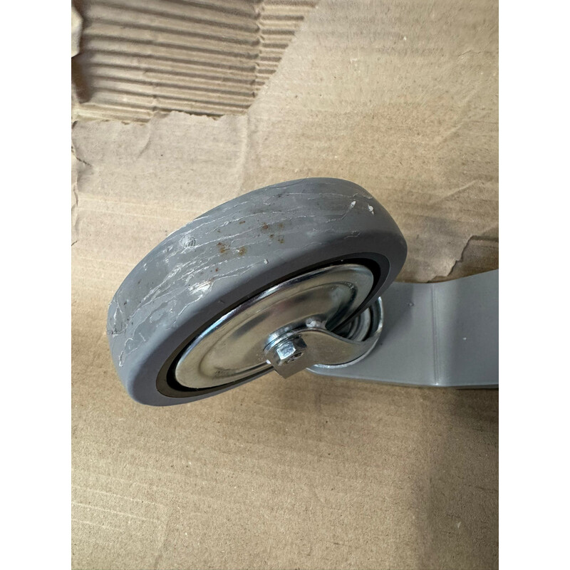 Elektrický zdvihák - BEZ ZÁVESNÉHO VAKU, MIERNE ZNEČISTENÉ KOLIESKA, ŠKRABANCE NA KONŠTRUKCII