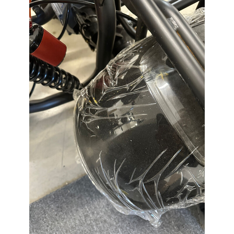 Elektrický Chopper UNIZDRAV PRO trojkolesový – výkonný 2000 W motor - HRDZA NA KONŠTRUKCII PRI BLATNÍKOCH, NAJAZDENÝCH 10 KM