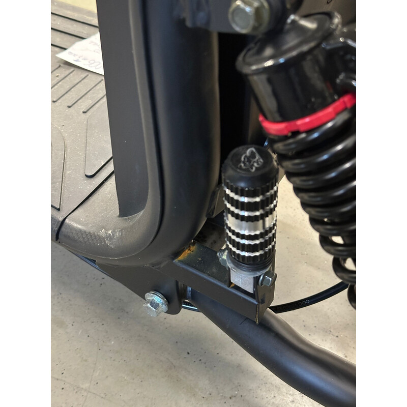 Elektrický Chopper UNIZDRAV PRO trojkolesový – výkonný 2000 W motor - HRDZA NA KONŠTRUKCII PRI BLATNÍKOCH, NAJAZDENÝCH 10 KM