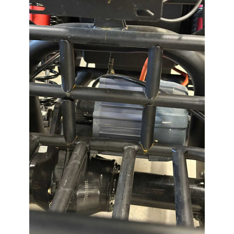 Elektrický Chopper UNIZDRAV PRO trojkolesový – výkonný 2000 W motor - HRDZA NA KONŠTRUKCII PRI BLATNÍKOCH, NAJAZDENÝCH 10 KM