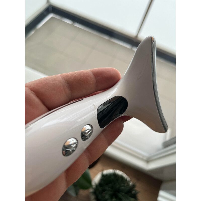 Masážny prístroj na spevnenie a lifting tváre a krku - POŠKODENIE NA RUKOVÄTI